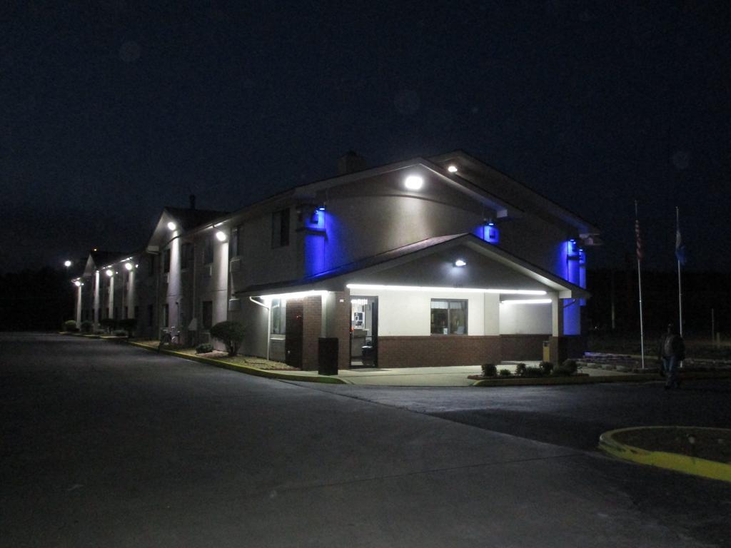 Super 8 By Wyndham Franklin Hotel Exterior photo