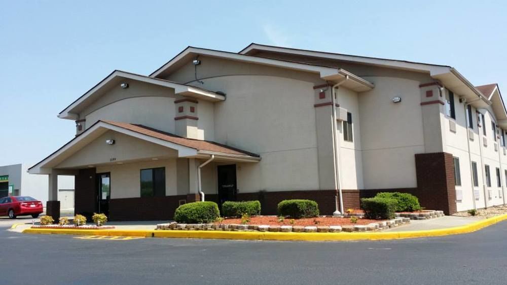 Super 8 By Wyndham Franklin Hotel Exterior photo